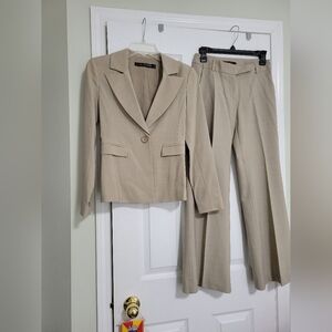 Ariztia Talula Babaton Suit. BEIGE Blazer Size XS, Pants Size 2.